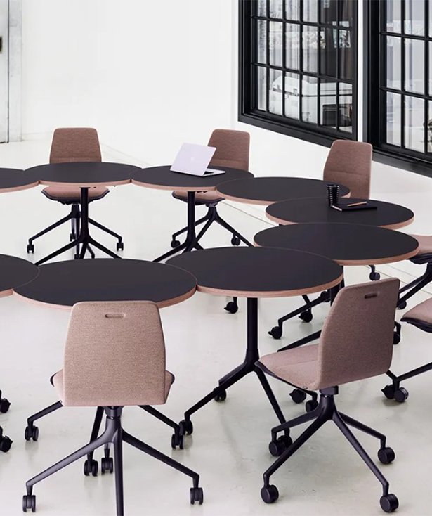 Howe_AS100 - Side chair on castors_0003_Howe_AS400